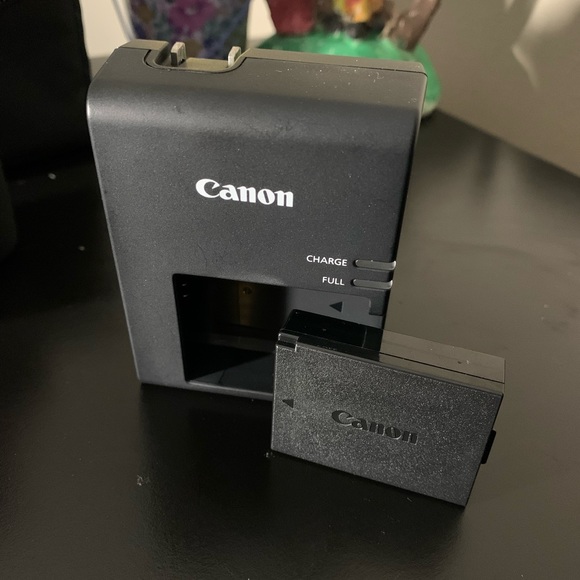 Canon camera, tripod and accessories - Picture 3 of 12